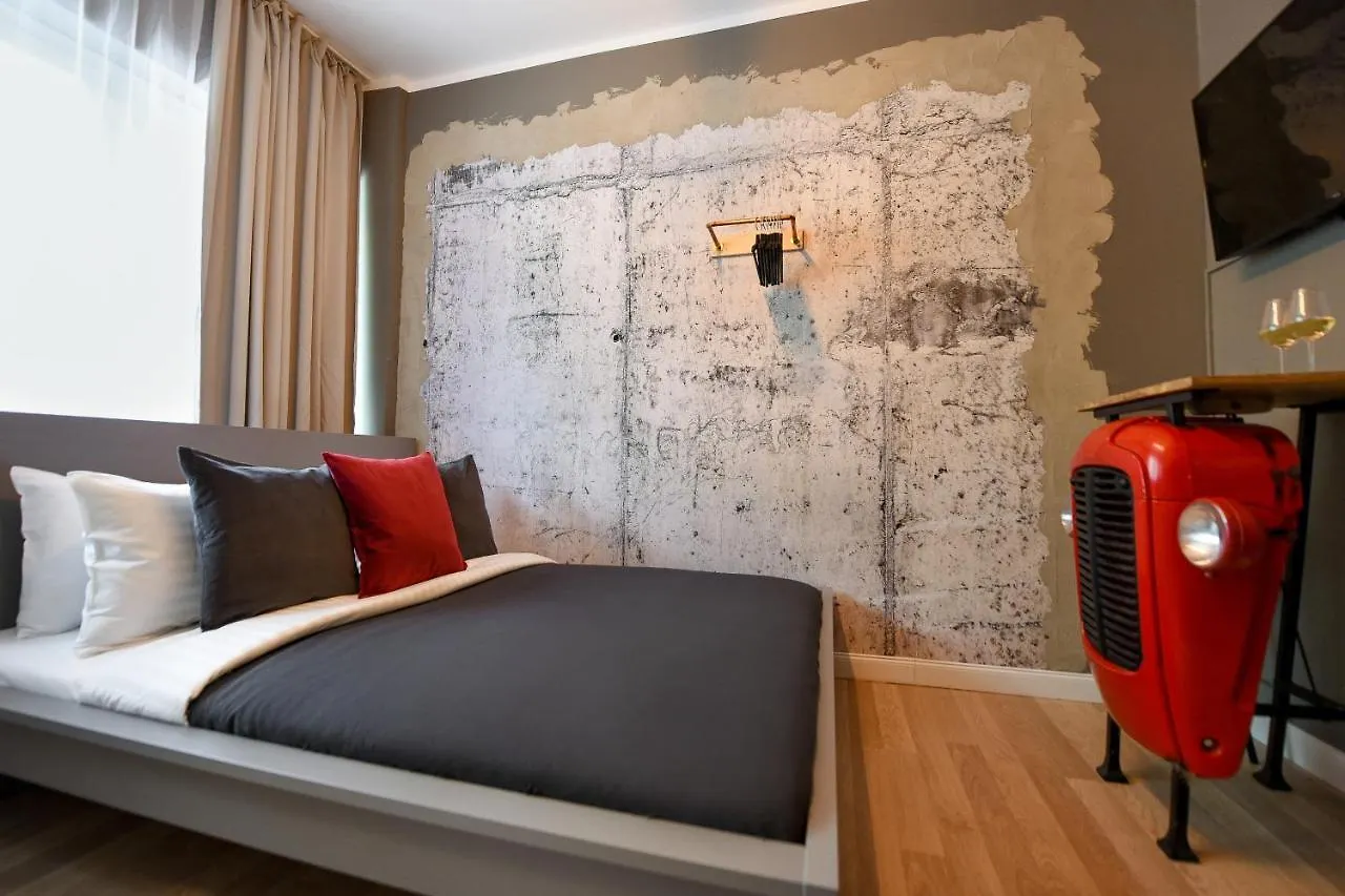 The Mini Industrial. Small Magheru Studio Apartment Bucharest
