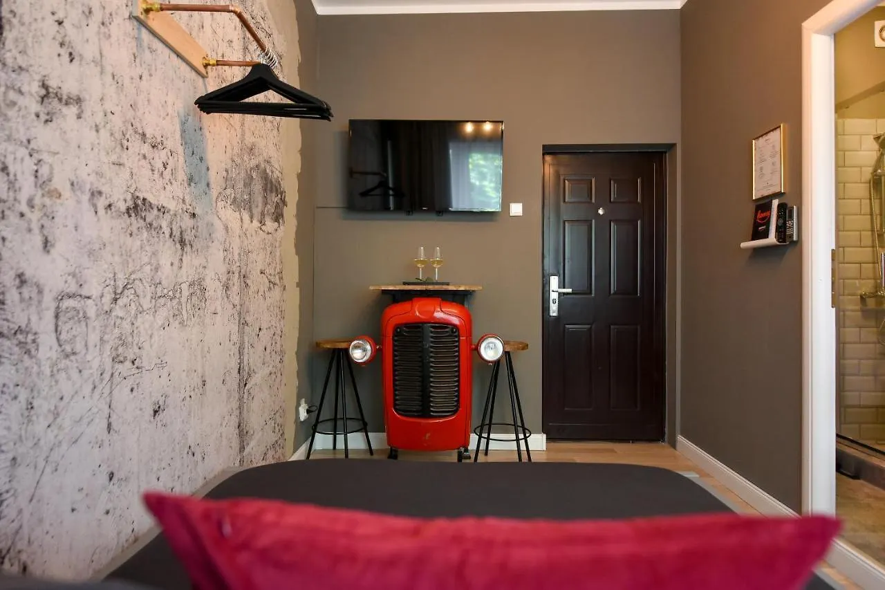 The Mini Industrial. Small Magheru Studio Apartment Bucharest