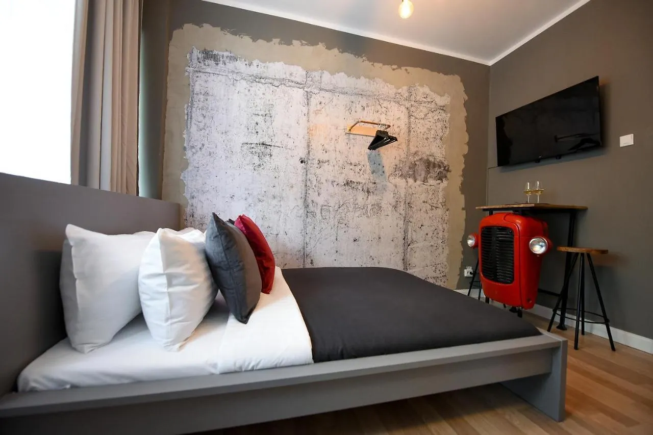 The Mini Industrial. Small Magheru Studio Apartment Bucharest